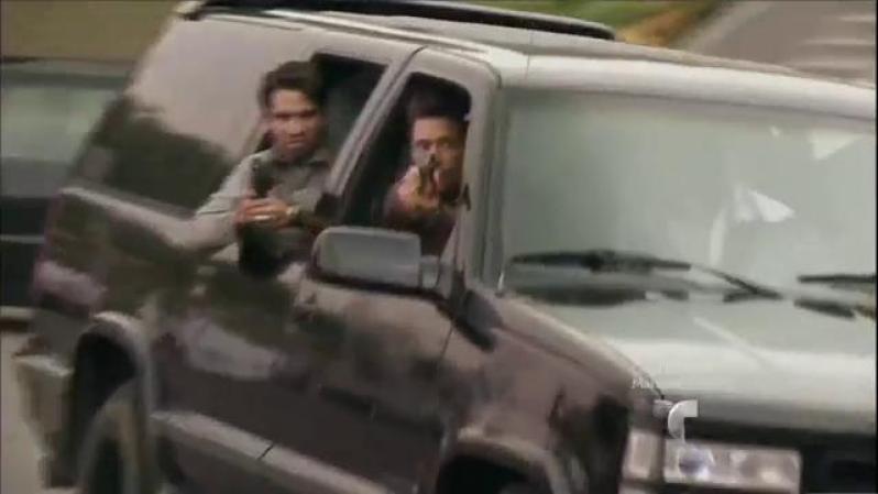 Cuando Marco y Leo van saliendo de una junta con el Presidente, aparecen Heriberto y Chacorta y los atacan.