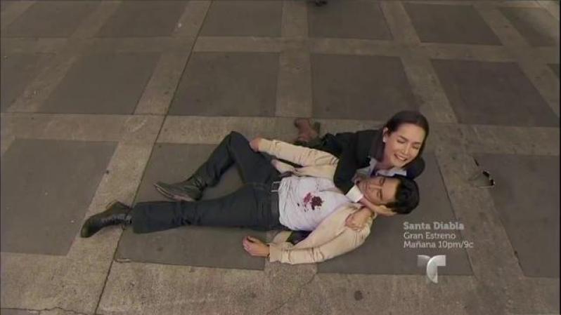 Marco muere en brazos de Leonor, quien grita y llora desesperada.