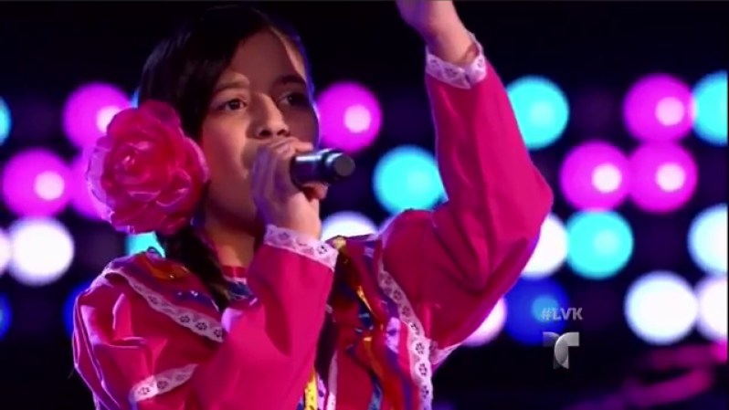 Leslie Mendoza logró el favor de los tres jueces con su interpretación de “El crucifijo de piedra”. Con tan sólo 13 años, la cantante le puso a Natalia “la piel de gallina”. Leslie viene de Chicago, Illinois.