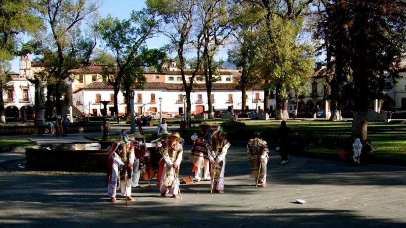 También muy cerca de Morelia está Patzcuaro, otra población de gran importancia no solo por su arquitectura, sino por su participación en hechos históricos.