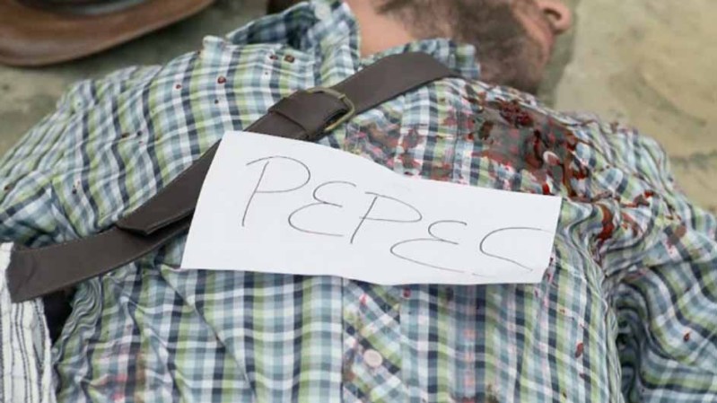 Ocurre la primera muerte de un grupo que nadie conoce: los Pepes. La primera víctima es un primo de la Patico.