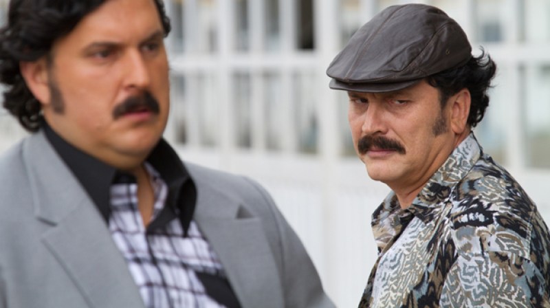 Christian Tappán (derecha) interpreta a Gonzalo Gaviria en la serie "Pablo Escobar, el Patrón del mal", que transmite Telemundo.