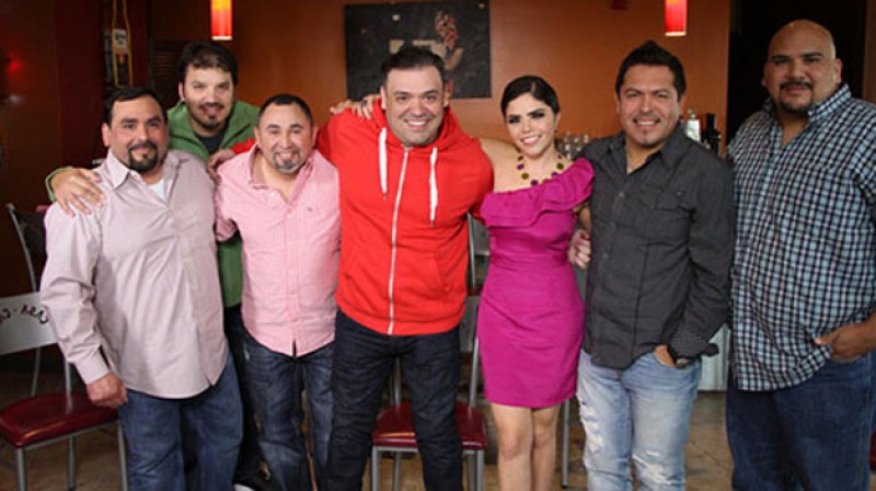 La presentadora Yarel Ramos junto a los integrantes de Intocable.