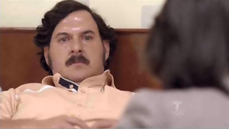 Pablo Escobar se ve, ahora sí, preocupado por la situación.