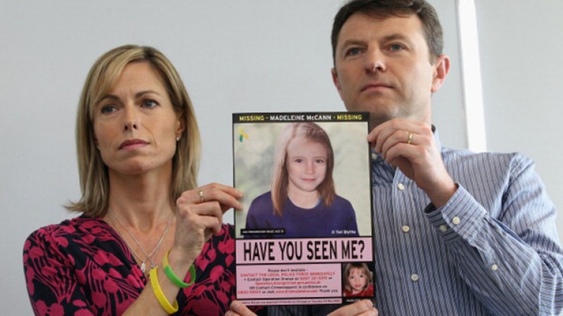 Madeleine McCann es uno de los casos más tristes. Desapareció, a los 3 años de edad, la tarde del jueves 3 de mayo de 2007, estando de vacaciones en familia en Portugal, y aún no ha aparecido. La investigación llevada por Portugal e Inglaterra tomó mucha notoriedad en los medios de todo el mundo.