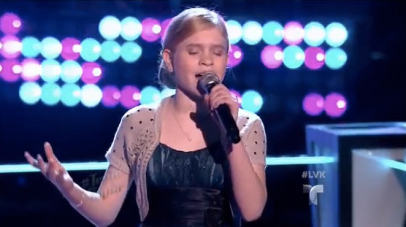 Nayeli brillaba con su voz