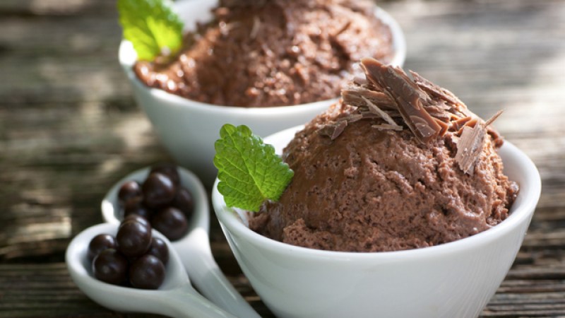 El blog Mamas Latinas te da una lista exhaustiva de alimentos que debes evitar antes de ir a la cama.