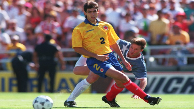El defensor central colombiano andrés Escobar durant el partido contra Estados Unidos en el mundial de 1994, donde marcó un autogol que le habría costado la vida.