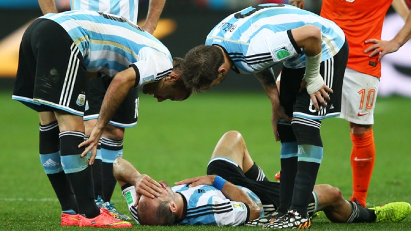 Pablo Zabaleta, en el suelo, es uno de los jugadores que se encuentran golpeados con miras a la final del Mundial de Brasil este domingo.