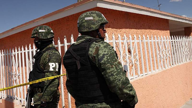 Imagen de archivo. El Ejército mexicano resguarda una vivienda tras el asesinato de dos mujeres en Juárez en 2010.