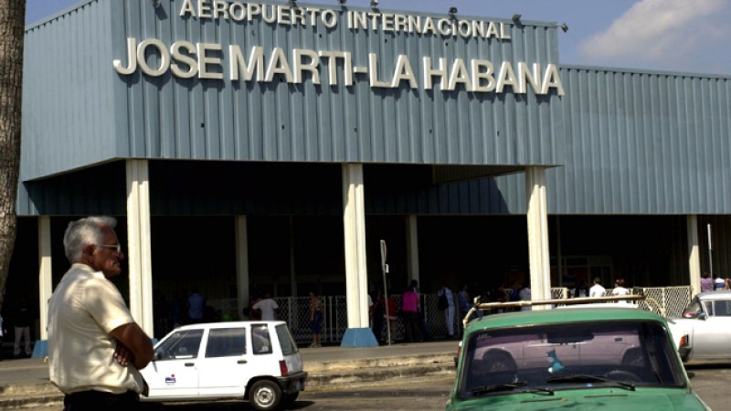 Cubanos se preparan para viajar