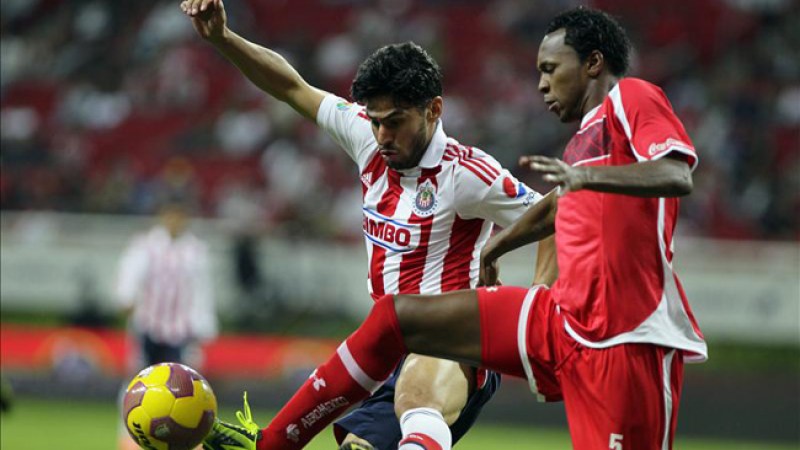 El jugador de Chivas Rafael Márquez (i) disputa el balón con Wilson Tiago (d) de Toluca, durante el partido de ida de cuartos de final del Torneo Apertura 2012 celebrado en el estadio Omnilife de la ciudad de Guadalajara (México). EFE