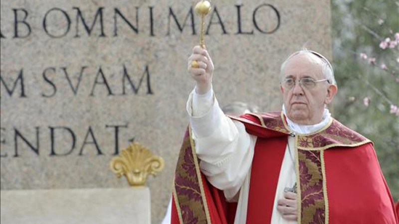El papa Francisco oficia misa