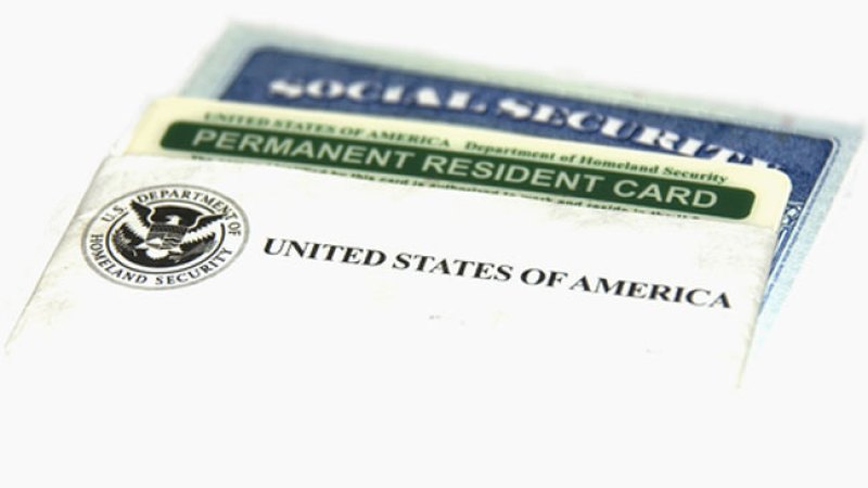 El Programa de Lotería de Visas de la Diversidad (DV) ofrece 50,000 visas de residencia permanente legal (“green card”) cada año a ciudadanos de países que los Estados Unidos consideran poco representados en la inmigración estadounidense.