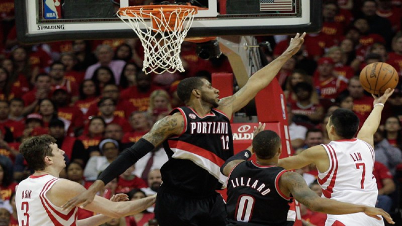 Rockets ganan y dejan la serie 3-2