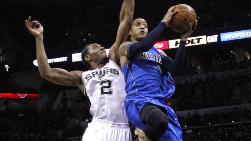 Mavericks derrotan a los Spurs