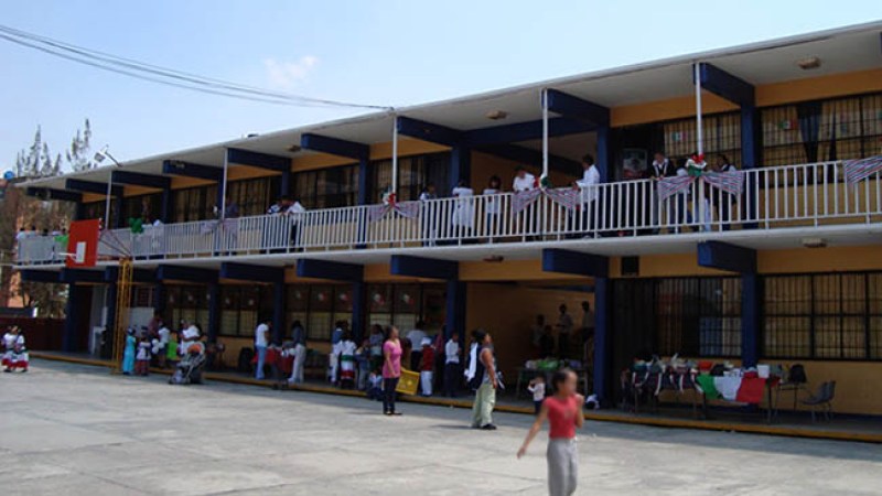 La Escuela Primaria Narciso Bassols, se encuentra ubicada en la Ave. Popocatépetl, una de las calles con más incidentes violentos del sector.