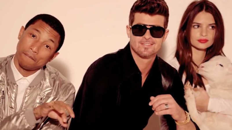 "Blurred Lines", con Robin Thicke ft. Pharrell Williams & T, sigue en la lista de las canciones más populares.