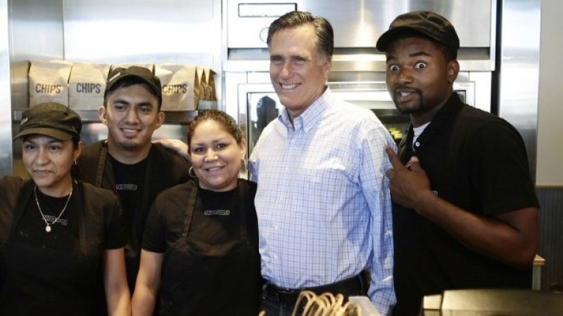 Durante su visita, Romney aprovechó para tomarse una fotografía con empleados de Chipotle.