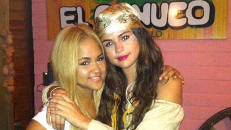 Kat de Luna (izquierda) con Selena Gómez en el conocido restaurante de comida típica dominicana, El Conuco.