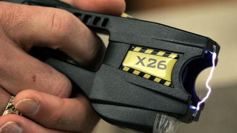 Un pistola taser, similar a esta fue utilizada por los agentes fronterizos para inmovilizar a Antastasio Hernández, de 42 años.
