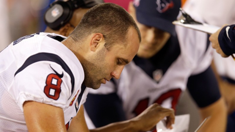 El mariscal de campo de los Texans, Matt Schaub, denota en su rostro la frustación por la tercera derrota consecutiva de su equipo en la temporada.