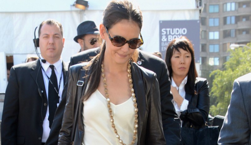 Katie Holmes saliendo de su primer show de moda como diseñadora en Nueva York.