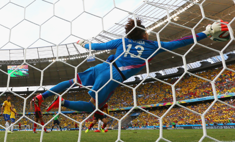 Esta fue, quizás, la atajada del partido por parte del Memo Ochoa.