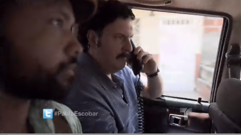 El Chili rápidamente alerta a Escobar de la intensa búsqueda que se lleva a cabo a las afueras de Medellín.