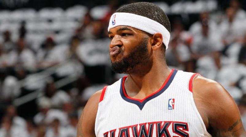 A Josh Smith, de los Hawks de Atlanta, pareciera que algo no le huele bien.