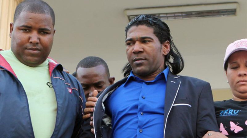 El merenguero dominicano Omega se entregó a la Policía tras ser acusado por una periodista y un camarógrafo de una conocida cadena hispana de agredirles física y verbalmente en marzo de 2012.