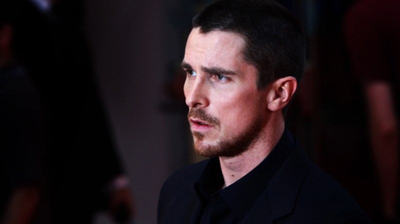 La oscuridad rodeando a Batman se profundizó cuando en julio de 2008 Christian Bale fue arrestado para ser interrogado en torno a supuestas alegaciones de la madre y hermana de que el actor se puso agresivo con ellas en medio de una discusión.