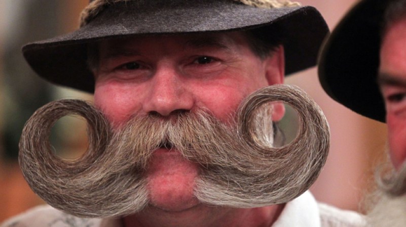Hace unos años en la región alemana de Baviera se originó un peculiar concurso de barbas y bigotes. Conoce a algunos de los concursantes. En la imagen, el austriaco Franz Mitterhauser.