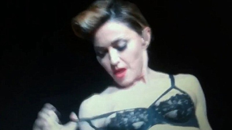 La Reina del Pop bajándose un poco el sostén la primera vez.