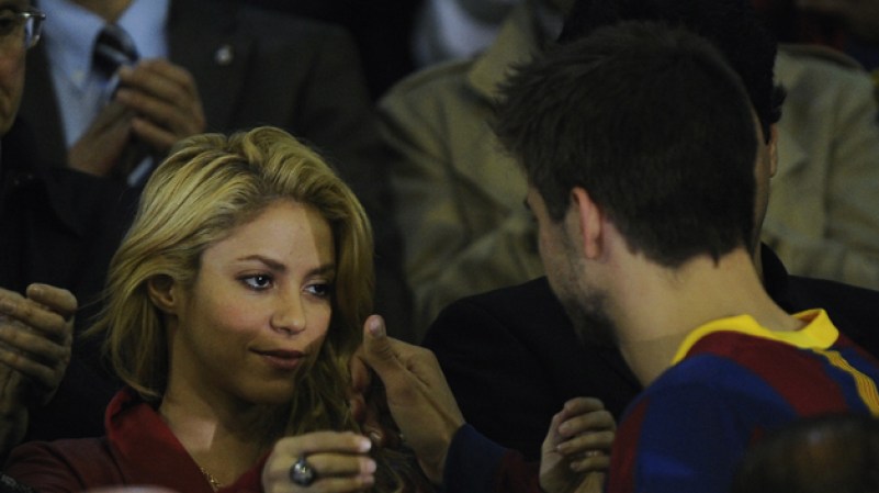 Desde 2011, Shakira mantiene una relación con el futbolista español Gerard Piqué.