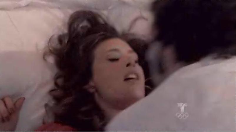 Finalmente los juegos seductores de ambos los llevan a la cama.