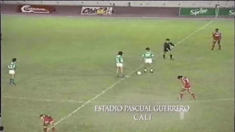 Mientras los colombianos ven el partido de futbol.