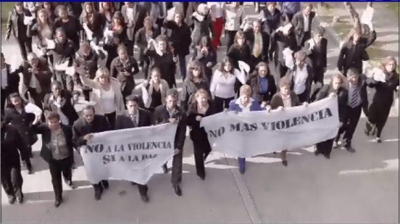 La sociedad civil y periodistas se lanzan en una manifestación para dejarles claro a los narcos que la prensa no se callará.