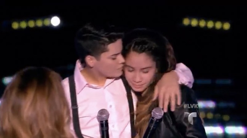 Joshua abraza a Paola