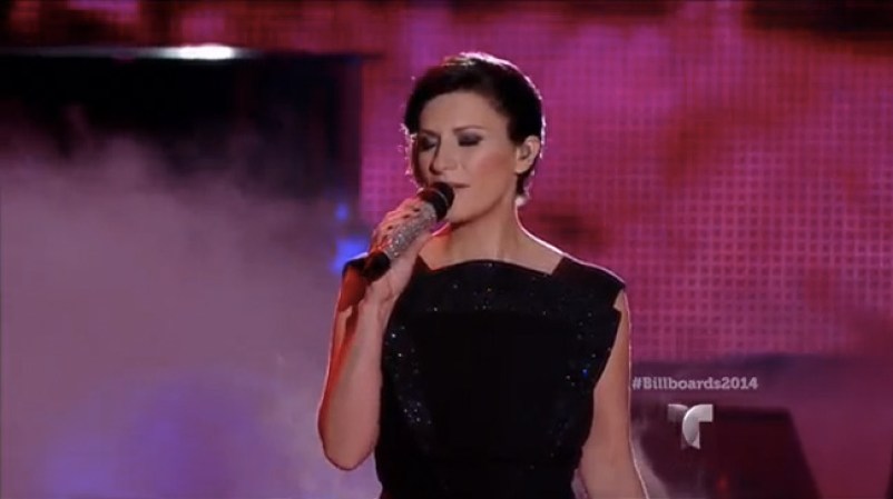 Laura Pausini y Bocelli intepretaron "Vive ya".