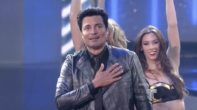 Emocionado, con lágrimas en los ojos, saludó con sus manos al cielo al terminar su canción, mientras el público lo aplaudía de pie.