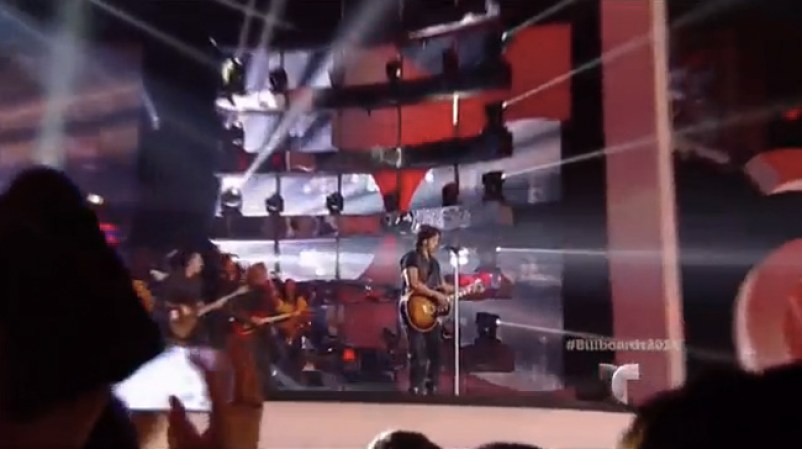 Luis Fonsi y Wisin cantaron "Corazón en la maleta"