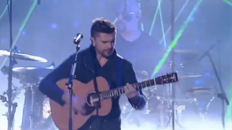 De inmediato el escenario se tornó azul y Juanes apareció en medio de luces laser verdes y blancas para cantar "Mil pedazos".