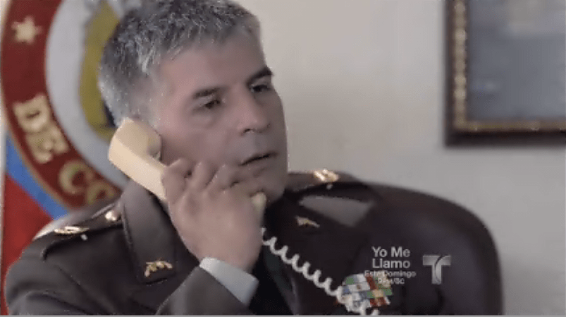Así es que hace una llamada anónima para entregar a Marcos Herber, quien le es más útil vivo que muerto.
