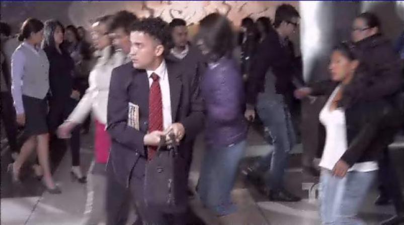 Leonel, nervioso, llega al aeropuerto.