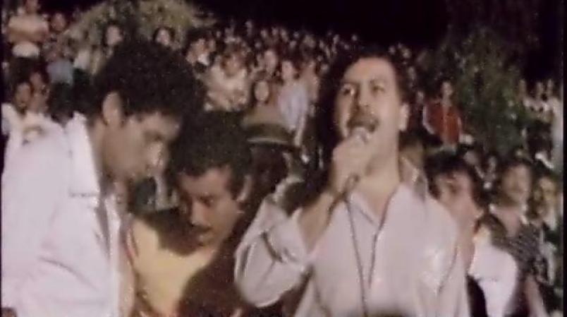 (El verdadero) Pablo Escobar da un discurso a la gente en donde se refiere a sus orígenes humildes.