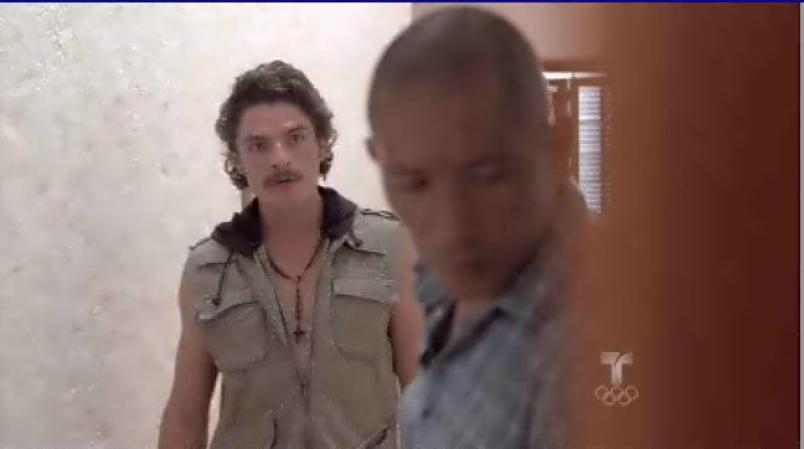 El Chili ve algo sospechoso en el hombre que trabaja para Jimenez, ya que piensa que espía al Patrón.
