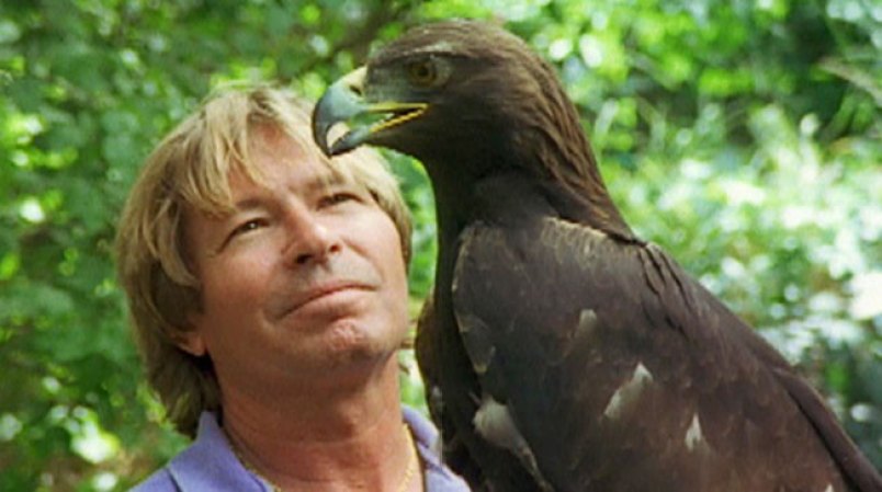 El cantante "country" John Denver murió al estrellarse contra el océano Pacífico el 12 de octubre de 1997 una avioneta ligera de experimento que él mismo pilotaba.