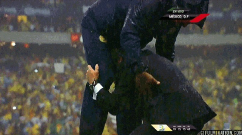 Solo el celebra un gol metiendo la cabeza en la entrepierna de otro hombre.