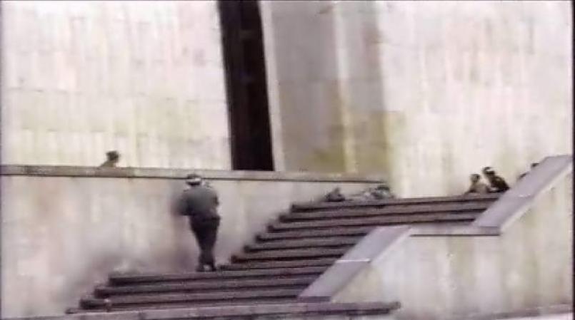 Los medios empiezan a reportar en vivo la toma al Palacio por parte de los guerrilleros.